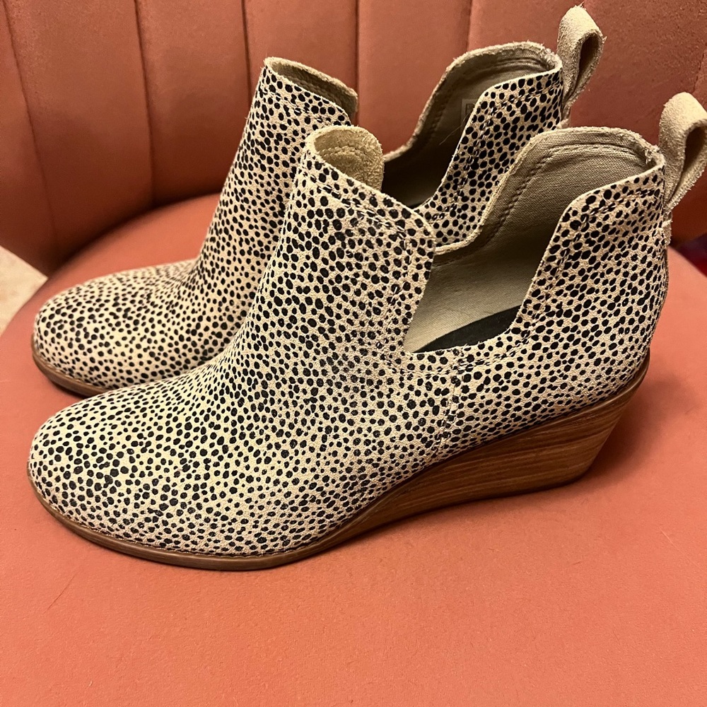 Toms leopard print wedges Sz 8